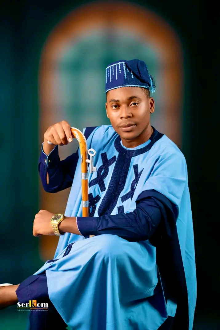 GBÈZÉ JUNIOR HOUEGNON en costume traditionnel